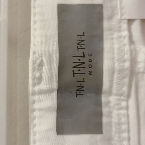 NWOT TNL Mode White Cargo Capri - Picture 6 of 7